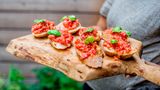 Basta! Genießen Sie die köstliche Bruschetta direkt vom Grill. Buon appetito!