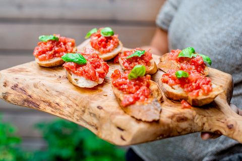 Basta! Genießen Sie die köstliche Bruschetta direkt vom Grill. Buon appetito!