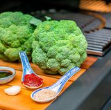 Was Sie für Brokkoli mit koreanischem Dip brauchen? Brokkoli, Gochujang (koreanische Chilipaste), Sojasauce, Sesamöl, Knoblauch und Sesamkörner. Vermengen Sie alle Zutaten (bis auf den Brokkoli) zu einem Dip.