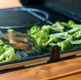 Schneiden Sie die Brokkoli-Röschen vom Strunk und grillen Sie das Gemüse bis es Farbe annimmt.