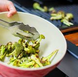 Wenn der Brokkoli fertig ist, geben Sie die Röschen in eine Schüssel und geben Sie danach sofort den koreanischen Dip darüber.