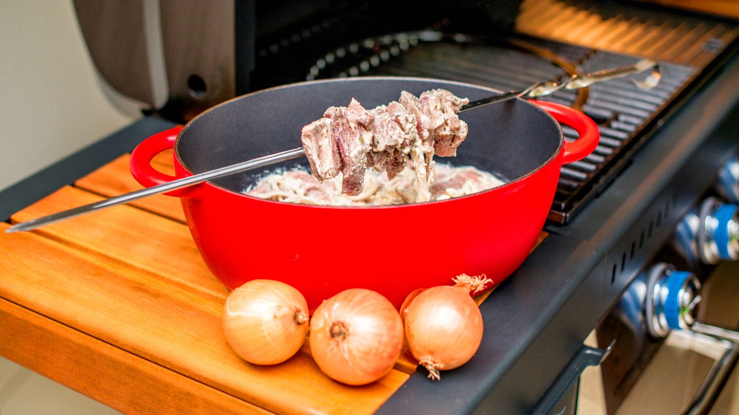 Den Schweinenacken in Würfeln haben wir knapp 48 Stunden in Majonnaise, Zwiebeln, Knoblauch und Gewürzen eingelegt.  