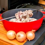 Den Schweinenacken in Würfeln haben wir knapp 48 Stunden in Majonnaise, Zwiebeln, Knoblauch und Gewürzen eingelegt.  