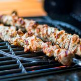 Wenden Sie die Spieße mehrmals, damit sie gleichmäßig bräunen.