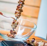 Nach etwa 20 Minuten sollte das Fleisch gar sein, nehmen Sie es dann vom Spieß und halten Sie das Fleisch in einer Schüssel warm.