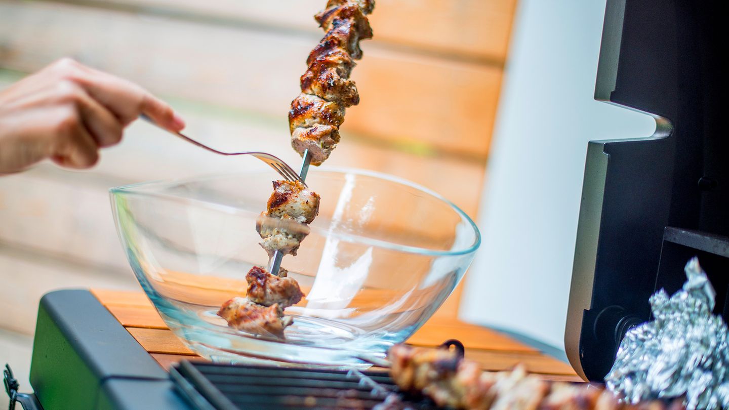 Nach etwa 20 Minuten sollte das Fleisch gar sein, nehmen Sie es dann vom Spieß und halten Sie das Fleisch in einer Schüssel warm.