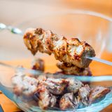 Am besten schmeckt dazu ein frischer Salat und Reis. Die Zwiebeln natürlich nicht vergessen!