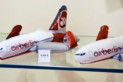 Air-Berlin-Flugzeuge zum Aufblasen liegen in einer Verkaufsvitrine am Hamburger Flughafen