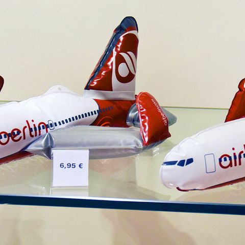 Air-Berlin-Flugzeuge zum Aufblasen liegen in einer Verkaufsvitrine am Hamburger Flughafen