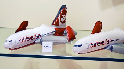 Air-Berlin-Flugzeuge zum Aufblasen liegen in einer Verkaufsvitrine am Hamburger Flughafen