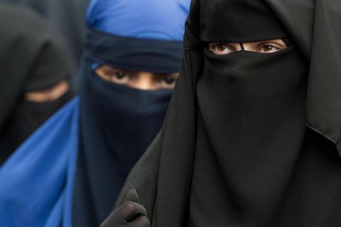 Die Vollverschleierung, zum Beispiel mit einem Nikab, ist an Schulen in Niedersachsen in Zukunft verboten (Archivbild)