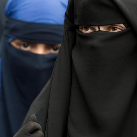 Die Vollverschleierung, zum Beispiel mit einem Nikab, ist an Schulen in Niedersachsen in Zukunft verboten (Archivbild)