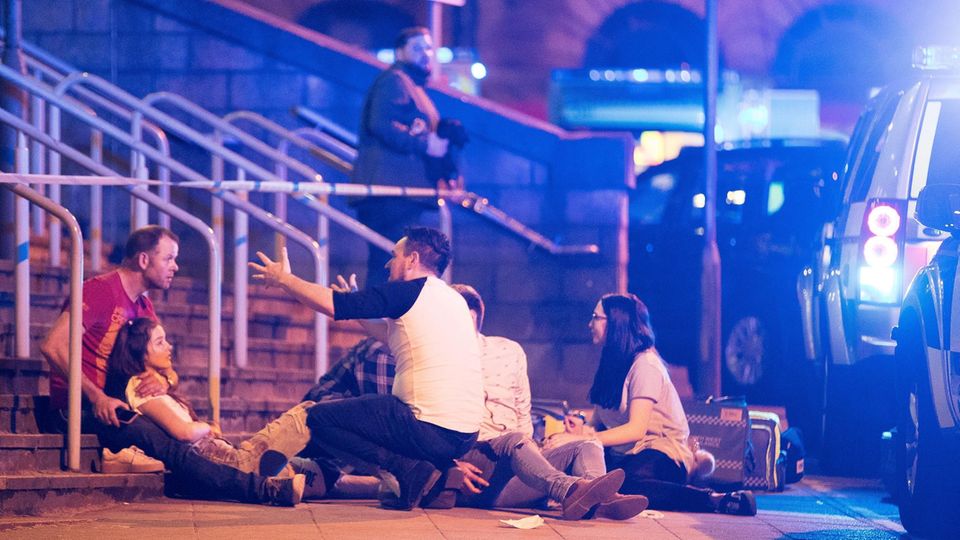 22 Menschen starben am 22. Mai 2017 in Manchester beim Anschlag auf das Konzert der US-amerikanischen Sängerin Ariana Grande 22 Menschen starben am 22. Mai 2017 in Manchester beim Anschlag auf das Konzert der US-amerikanischen Sängerin Ariana Grande