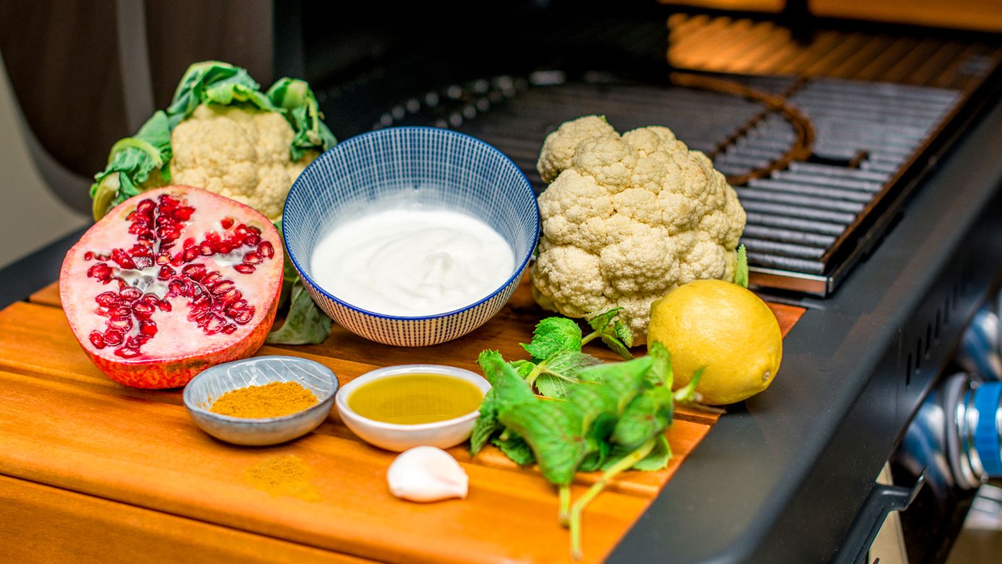Was Sie für den orientalischen Blumenkohl brauchen? Blumenkohl, Joghurt, Granatapfel, Ras-El-Hanout, Minze, Zitrone, Knoblauch und Olivenöl.