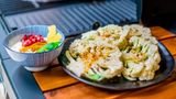 Reiben Sie den Blumenkohl mit den Gewürzen ein und vermengen Sie die Zutaten für den Dip.
