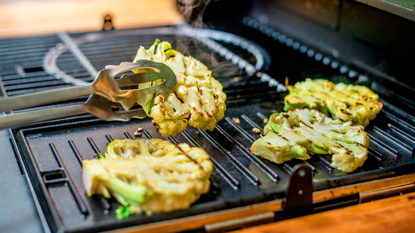 Grillen Sie den in Steaks geschnittenen Blumenkohl bei starker Hitze, bis das Gemüse von beiden Seiten Farbe annimmt.
