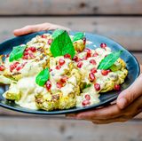 Servieren Sie den gegrillten Blumenkohl mit dem Dip: die perfekte Mahlzeit vom Grill - nicht nur für Vegetarier.