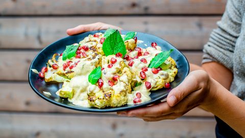 Servieren Sie den gegrillten Blumenkohl mit dem Dip: die perfekte Mahlzeit vom Grill - nicht nur für Vegetarier.