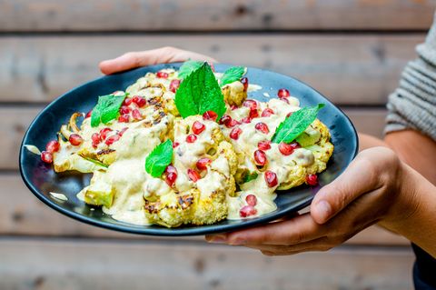 Servieren Sie den gegrillten Blumenkohl mit dem Dip: die perfekte Mahlzeit vom Grill - nicht nur für Vegetarier.