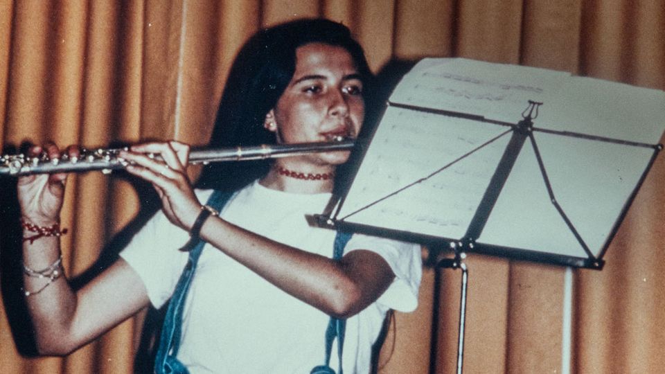 Seit Jahrzehnten vermisst: Emanuela liebte die Musik. Am Tag ihres Verschwindens hatte sie Querflötenunterricht, jenseits der Mauer Emanuela liebte die Musik. Am Tag ihres Verschwindens hatte sie Querflötenunterricht, jenseits der Mauer