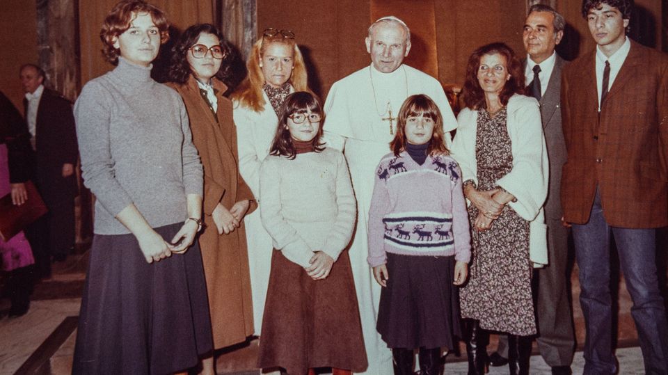 Seit Jahrzehnten vermisst: Die Welt des Vatikans ist klein: Familie Orlandi mit Johannes Paul II. – vor ihm mit Brille Emanuela, ganz außen ihr Bruder Pietro Die Welt des Vatikans ist klein: Familie Orlandi mit Johannes Paul II. – vor ihm mit Brille Emanuela, ganz außen ihr Bruder Pietro