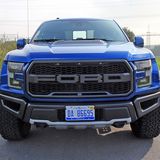 Mit der Front im Rückspiegel weicht jeder Linke-Spur-Schleicher auf der Autobahn.