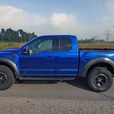 Der Ford F-150 Raptor ist fast 5,60 Meter lang,...