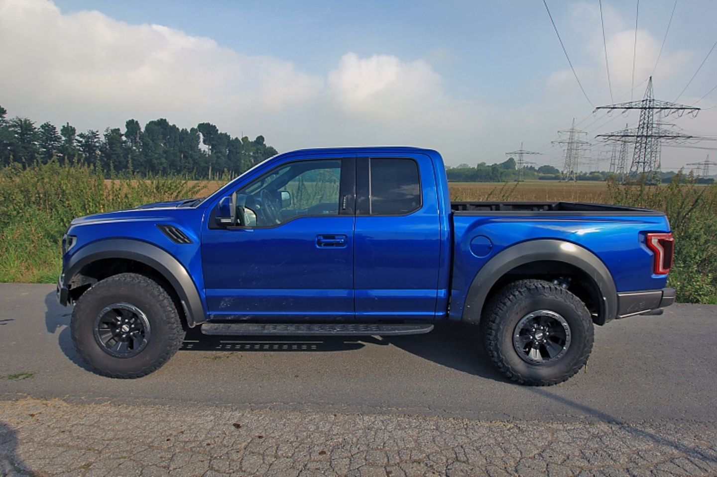 Der Ford F-150 Raptor ist fast 5,60 Meter lang,...