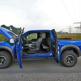 hat hinten gegenläufig öffnende Türen,...