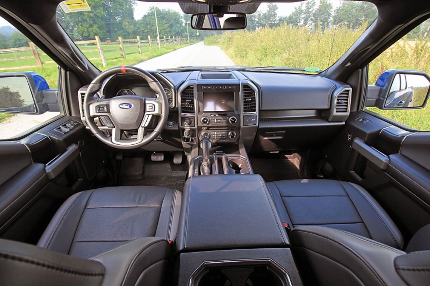Das Cockpit des Ford F-150 Raptor.