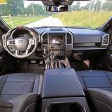 Das Cockpit des Ford F-150 Raptor.