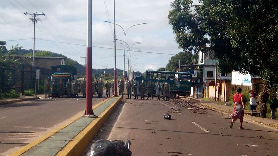 Einsatzkräfte blockieren den Zugang zum Gefängnis in Puerto Ayacucho, im Amazonasgebiet Venezuelas.