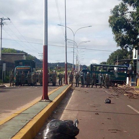 Einsatzkräfte blockieren den Zugang zum Gefängnis in Puerto Ayacucho, im Amazonasgebiet Venezuelas.