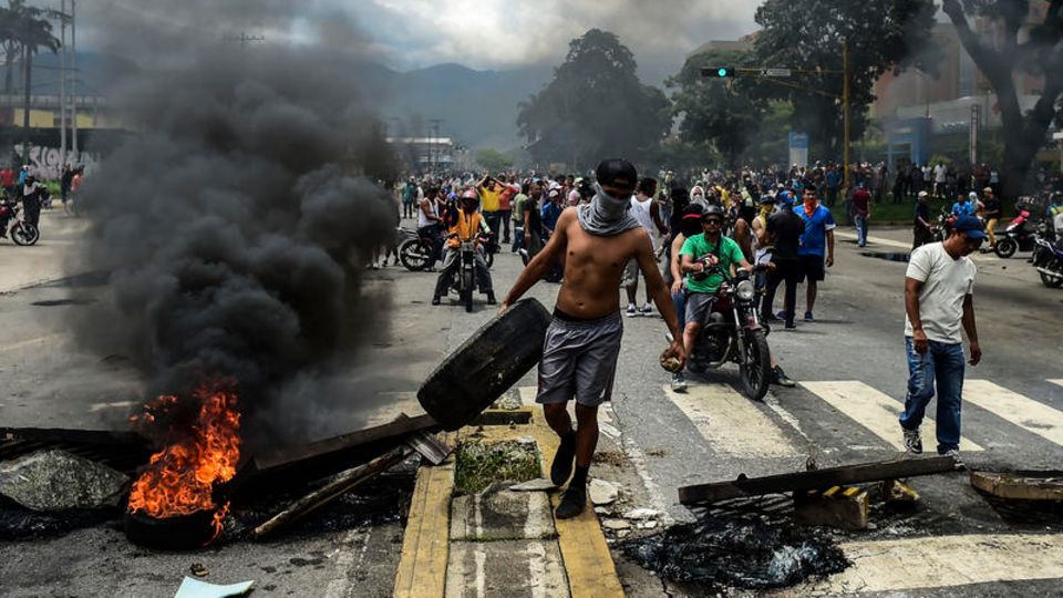 Venezuela: Regierungsgegner entzünden Barrikaden. Seit Monaten erschüttern Proteste das Land Regierungsgegner entzünden Barrikaden. Seit Monaten erschüttern Proteste das Land