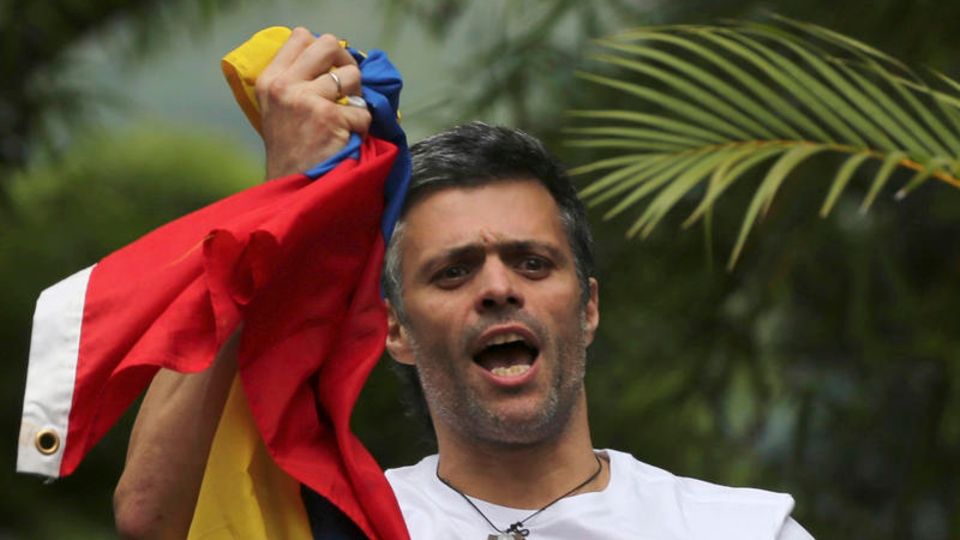 Venezuela: Leopoldo López mit der Flagge seines Heimatlandes Leopoldo López mit der Flagge seines Heimatlandes