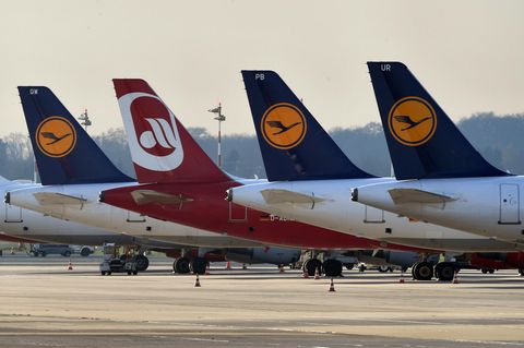 Flugzeuge von Air Berlin und Lufthansa am Düsseldorfer Flughafen