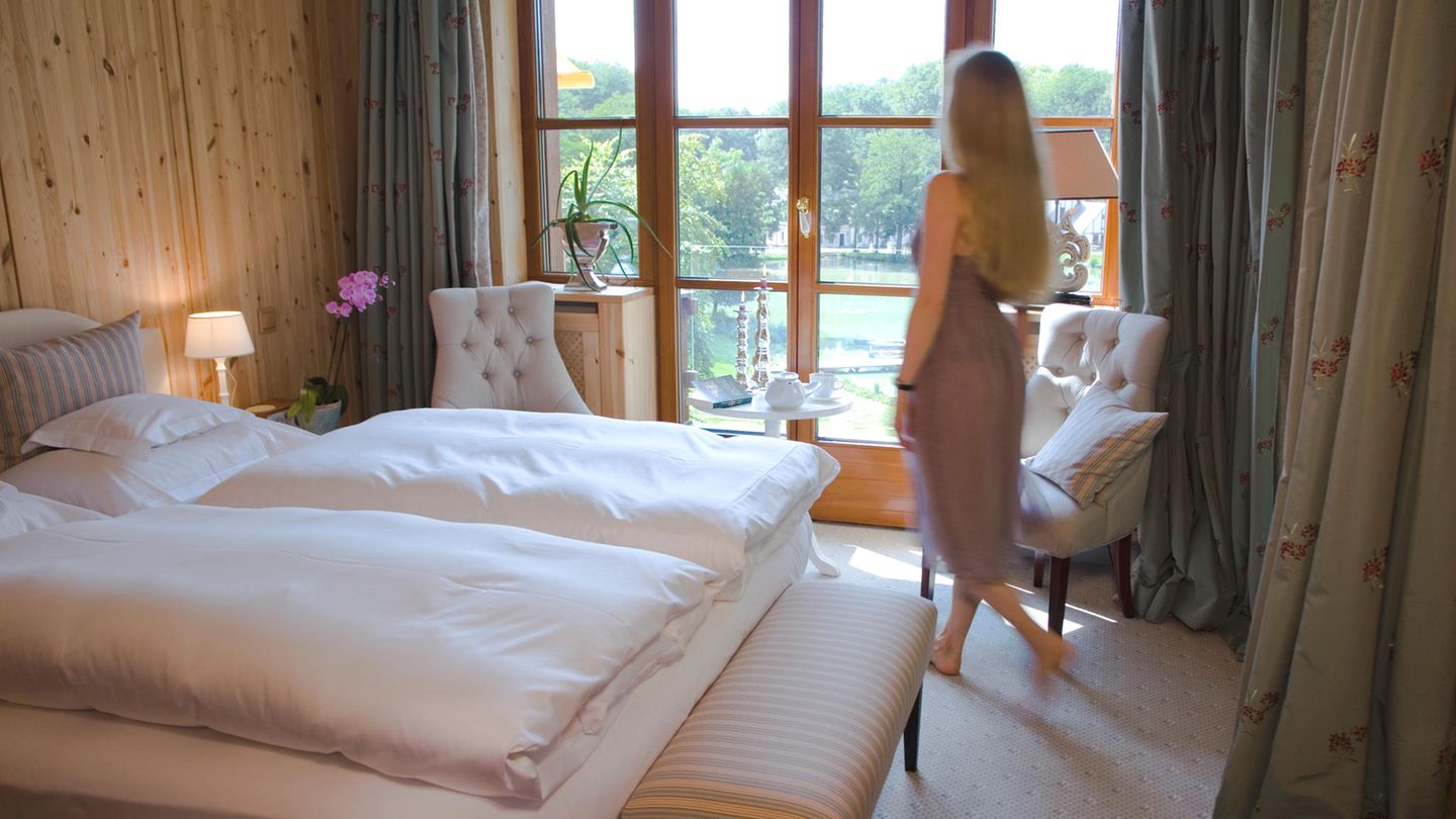 Gut Klostermühle, Brandenburg  Einfach mal treiben lassen: Das kann man auf dem Madlitzer See oder im Floating-Tank des Wellnesshotels "Gut Klostermühle" direkt am Seeufer. Der Spa mit Blick auf Garten und Wald ist 2500 Quadratmeter groß und bietet auch Fitnessprogramme, Ayurvedakuren und Detox-Massagen. Oder aber man genießt einfach die Ruhe. Die Zimmer sind in elegantem Landhausstil eingerichtet und verteilen sich auf mehrere kleine Gästehäuser rund um den See.   Infos: Briesen, Mühlenstr. 11, Tel. 033607-59290, www.gut-klostermuehle.com, DZ mit 3/4-Pension ab 128 €