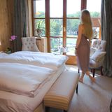 Gut Klostermühle, Brandenburg  Einfach mal treiben lassen: Das kann man auf dem Madlitzer See oder im Floating-Tank des Wellnesshotels "Gut Klostermühle" direkt am Seeufer. Der Spa mit Blick auf Garten und Wald ist 2500 Quadratmeter groß und bietet auch Fitnessprogramme, Ayurvedakuren und Detox-Massagen. Oder aber man genießt einfach die Ruhe. Die Zimmer sind in elegantem Landhausstil eingerichtet und verteilen sich auf mehrere kleine Gästehäuser rund um den See.   Infos: Briesen, Mühlenstr. 11, Tel. 033607-59290, www.gut-klostermuehle.com, DZ mit 3/4-Pension ab 128 €