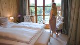 Gut Klostermühle, Brandenburg  Einfach mal treiben lassen: Das kann man auf dem Madlitzer See oder im Floating-Tank des Wellnesshotels "Gut Klostermühle" direkt am Seeufer. Der Spa mit Blick auf Garten und Wald ist 2500 Quadratmeter groß und bietet auch Fitnessprogramme, Ayurvedakuren und Detox-Massagen. Oder aber man genießt einfach die Ruhe. Die Zimmer sind in elegantem Landhausstil eingerichtet und verteilen sich auf mehrere kleine Gästehäuser rund um den See.   Infos: Briesen, Mühlenstr. 11, Tel. 033607-59290, www.gut-klostermuehle.com, DZ mit 3/4-Pension ab 128 €
