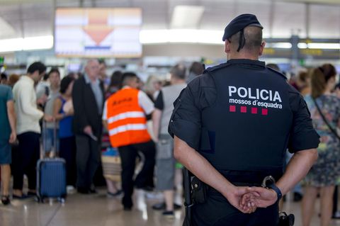 Ein Polizist steht während des Streiks am Flughafen in Barcelona, Spanien