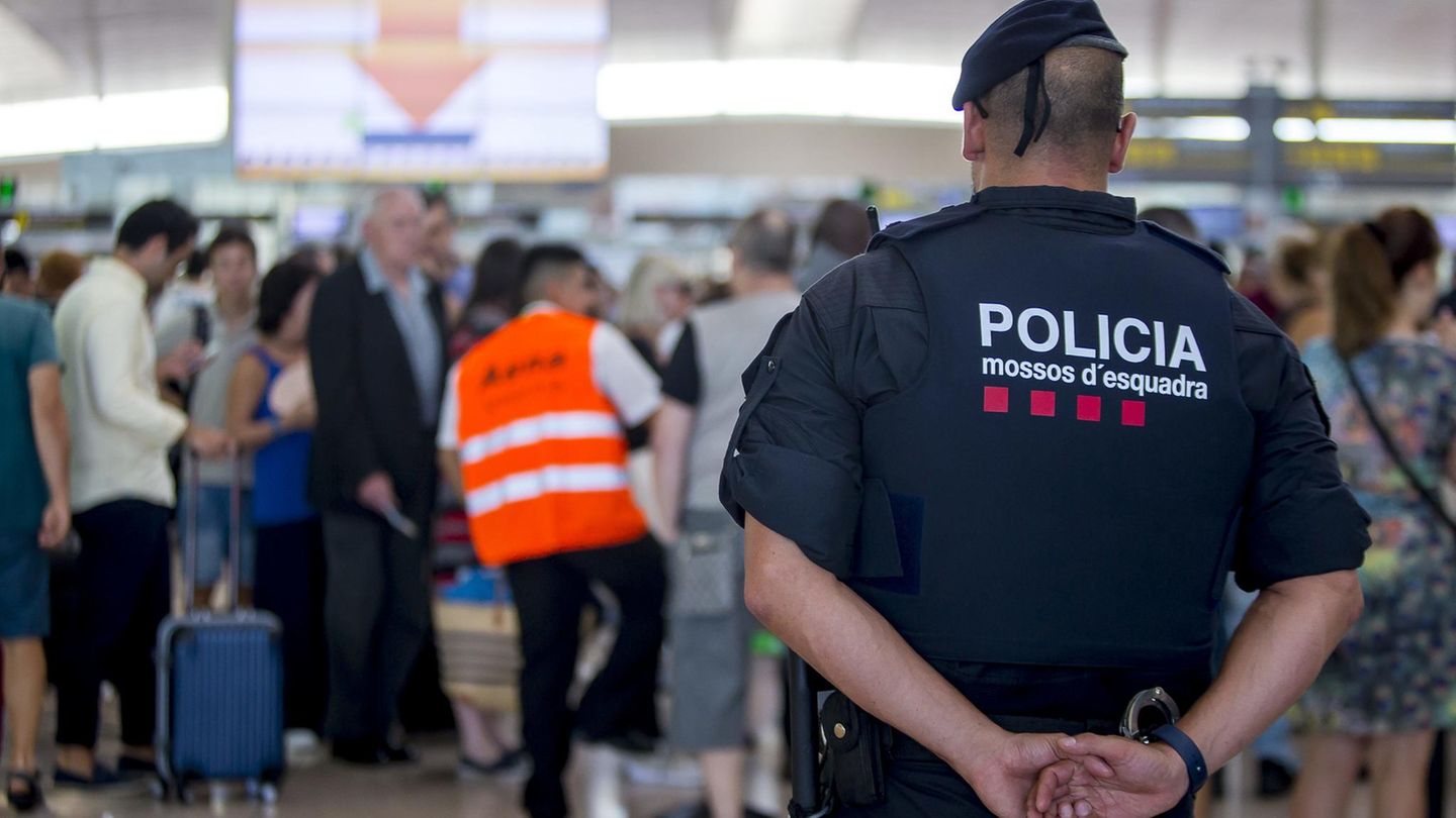 Ein Polizist steht während des Streiks am Flughafen in Barcelona, Spanien