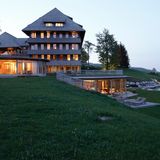 Die Halde, Schwarzwald  Warum dieser Berg über Freiburg Schauinsland heißt? Mal schauen. Von hier oben blickt man weit über die Oberrheinische Tiefebene ins Land hinein, bis zu den Vogesen, an klaren Tagen sieht man in der Ferne sogar den Montblanc schimmern. Der moderne Stil des Hotels – helles Holz, Glas, klare, einfarbige Flächen – hebt sich wohltuend vom oft etwas biederen Schwarzwald-Look anderer Häuser in der Region ab. Ein Hochgenuss auf 1147 Meter Höhe: Es gibt ein Badehaus mit Panorama-Hallenbad, einen Naturbadeteich, ein Kräuter-Sanarium sowie hochklassige Wellness-Behandlungen. Das Gourmet-Restaurant wartet mit einem ambitionierten Koch auf, das Hotel mit lichten, geräumigen Zimmern und Familienapartments. Höchste Empfehlung!  Infos: Oberried-Hofsgrund, Halde 2, Tel. 07602-944 70, www.halde.com, DZ mit 3/4-Pension ab 280 €