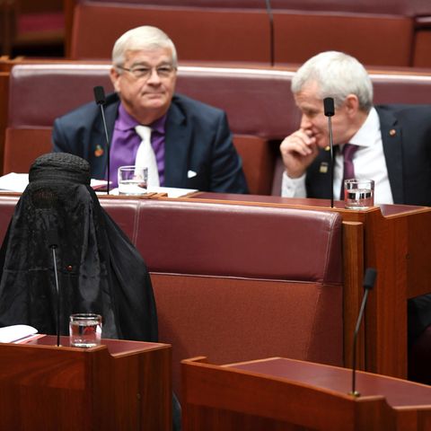 Australien: Pauline Hanson sitzt vollverschleiert mit einer Burka im Parlament