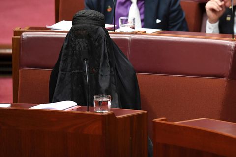 Australien: Pauline Hanson sitzt vollverschleiert mit einer Burka im Parlament