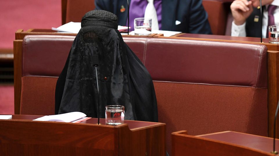 Australien: Pauline Hanson sitzt vollverschleiert mit einer Burka im Parlament