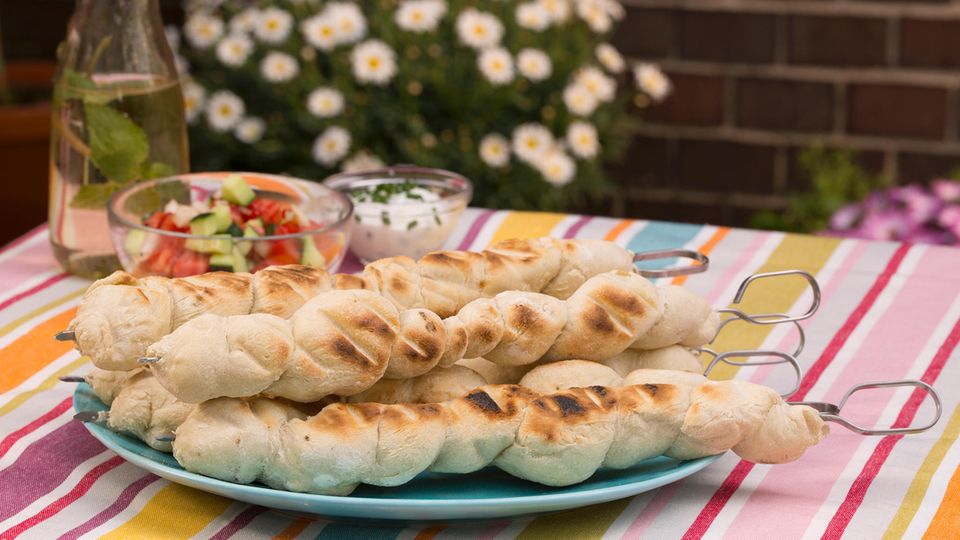 Lagerfeuer-Klassiker: Dieses pikante Stockbrot sorgt für Spaß beim Grillfest