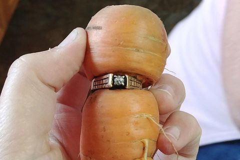 Mary Grams fand ihren Verlobungsring an einer Möhre im Garten