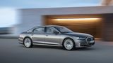 Der neue Audi A8 zeigt die Weiterentwicklung des Markengesichts mit dem markanten sechseckigen Kühlergrill. 