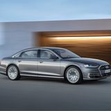 Der neue Audi A8 zeigt die Weiterentwicklung des Markengesichts mit dem markanten sechseckigen Kühlergrill. 