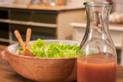 Nach Hausrezept: Dieses fruchtig-würzige Dressing veredelt Ihre Blattsalate